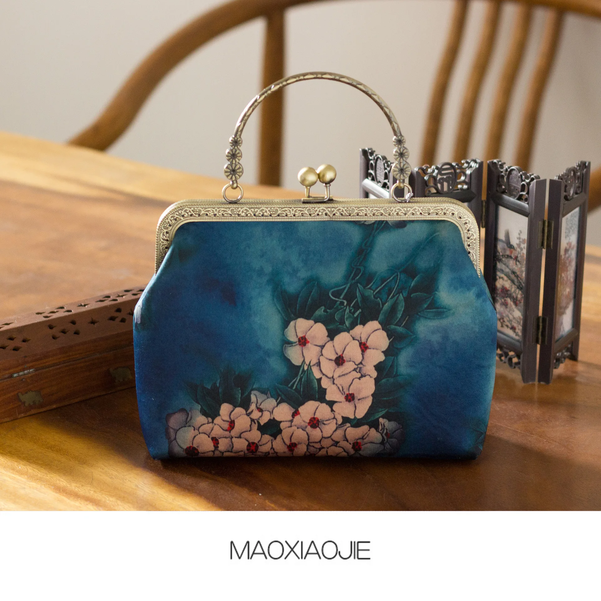 

Blue Vintage Flowers Women Evening Bags Handmade 2021 New Tassel Lady Clutch Bag Elegant Chain Party Wedding Purse Handbag