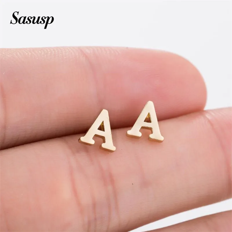 Sasusp серьги с подлинными буквами маленькие из нержавеющей стали алфавитом для