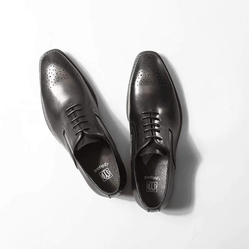 Обувь из натуральной кожи с перфорацией и резным узором в деловом стиле