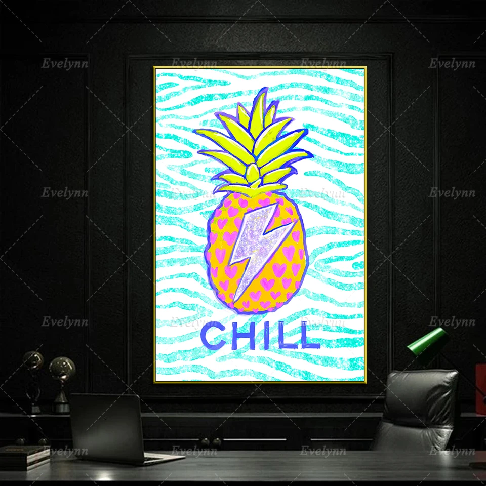 Скандинавская акварельная картина с изображением охлаждающего ананаса