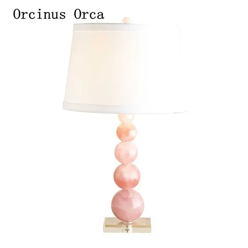 シンプルなアメリカンスタイルのナチュラルピンククリスタルテーブルランプ 子供部屋や女の子の部屋に最適な装飾的なベッドサイドランプ