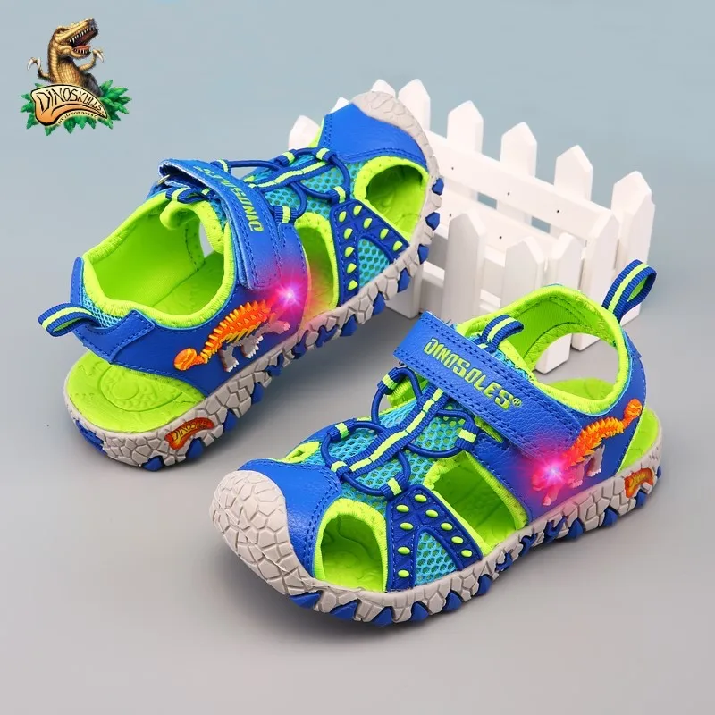 

DINOSKULLS/Детские сандалии с подсветкой; Сезон лето; Модные детские пляжные сандалии с закрытым носком для мальчиков; Уличная обувь; Повседневн...