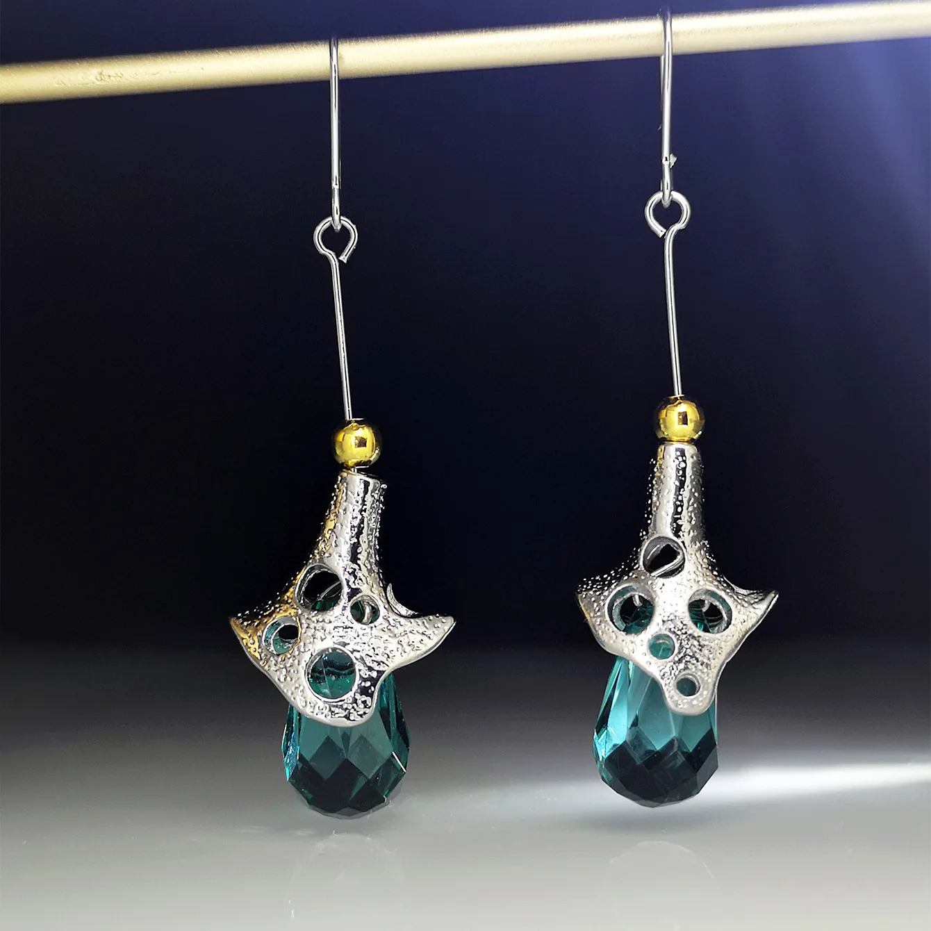 

Bohemian Ethnic Wind Hole Green Vintage Earrings New Creative Soul Petals and Drop-Shaped Crystal Long Earrings Women's Jewelry