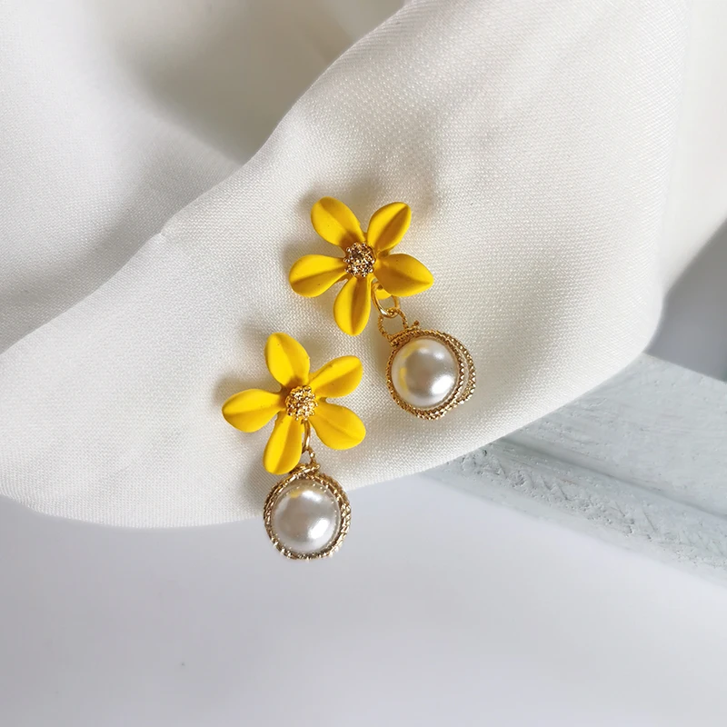 Серьги гвоздики с маленькими маргаритками и желтыми цветами темпераментные