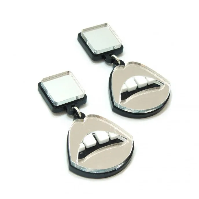 Женские акриловые серьги-капельки серебристого цвета с зеркальными губами |