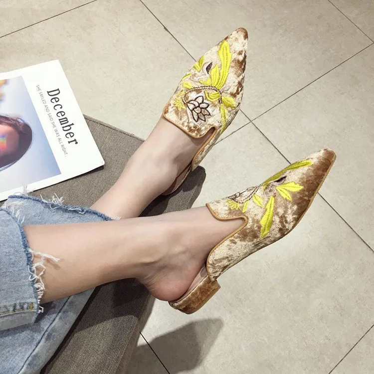 

Fashion Embroidery Mules Women Fur Slides Half Slippers 3d Embroider Velvet Shoes Ladies Flats Flower Decoration Pointed sandals