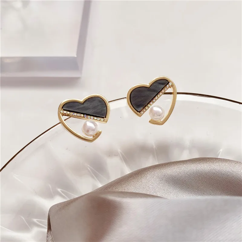 Милые геометрические серьги с перламутровыми жемчужинами женственность