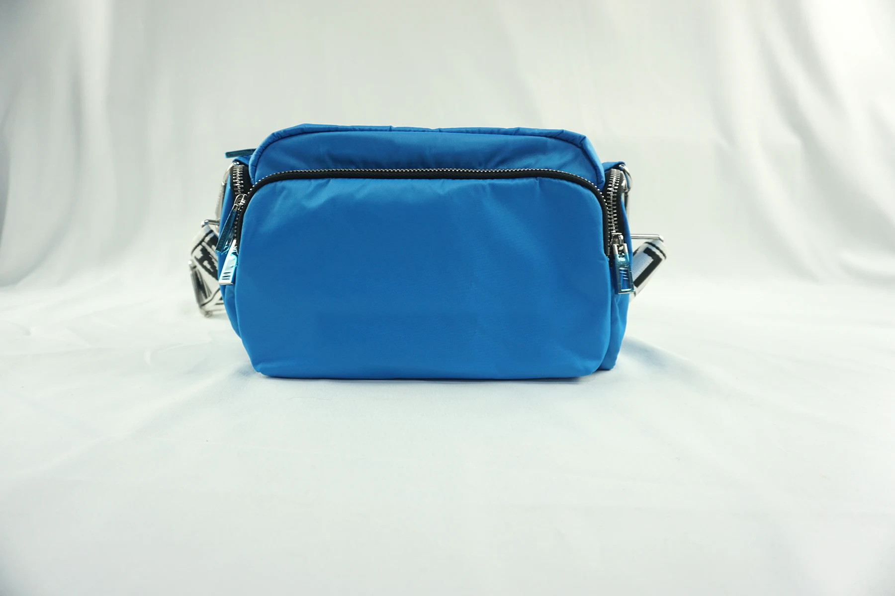 

2021 new ladies shoulder messenger bag, fashionable classic ladies shoulder bag, high quality nylon waterproof messenger bag ins