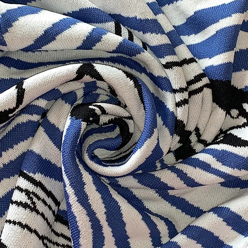 Женский трикотажный пуловер в синюю полоску с полурукавом и круглым вырезом |