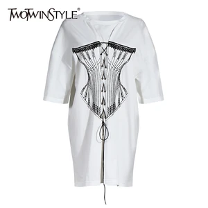 Женская свободная футболка TWOTWINSTYLE, белая Повседневная футболка с вышивкой, круглым вырезом, коротким рукавом и шнуровкой на лето 2019