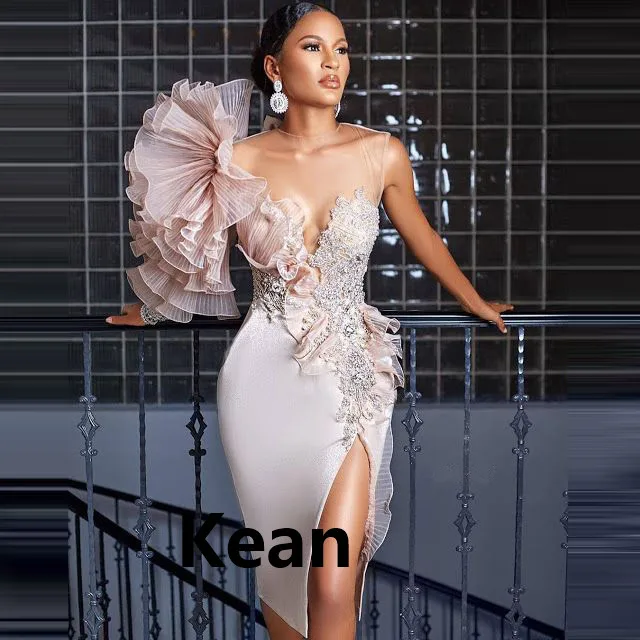 Вечерние платья до колен с высоким разрезом