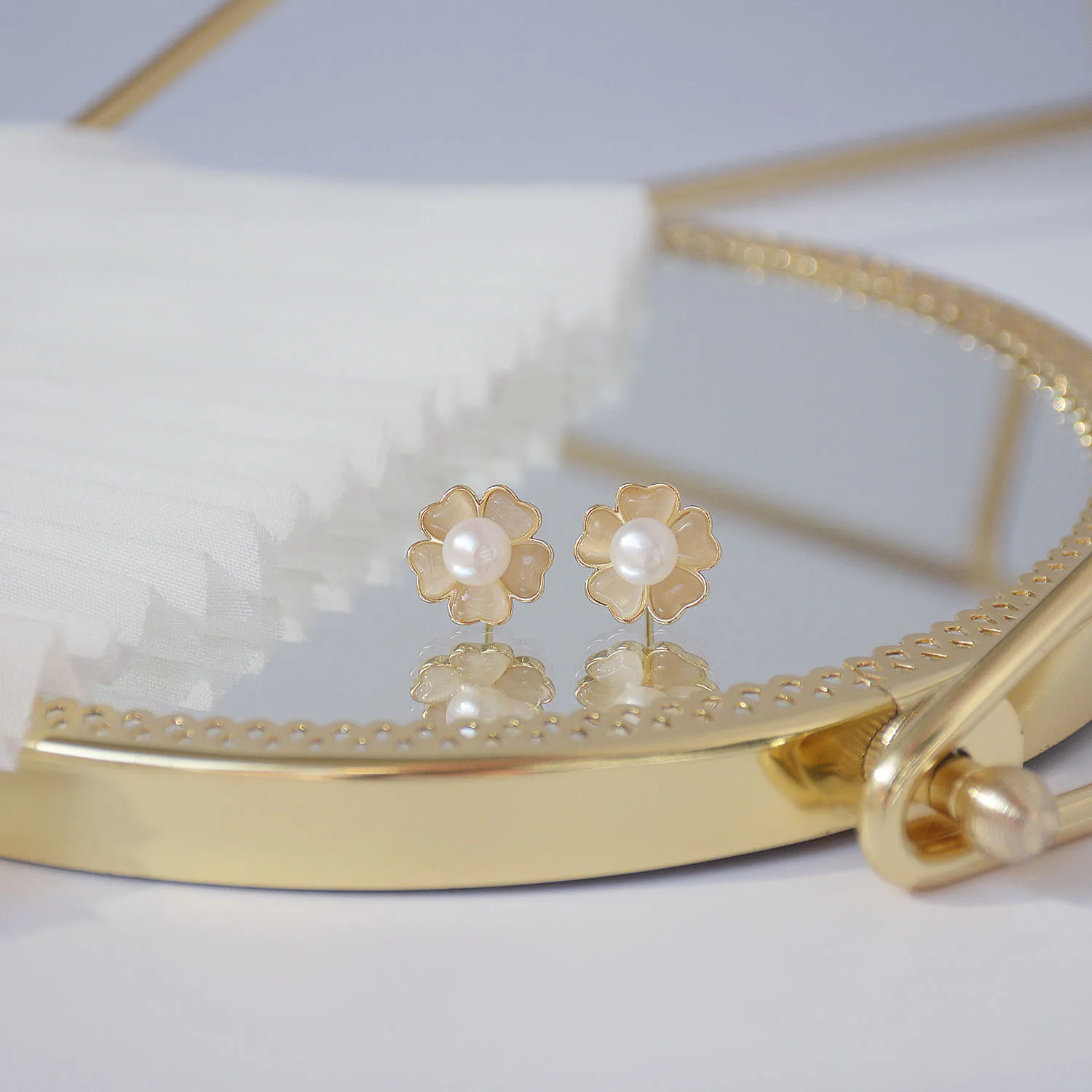 

Luxury 14K Real Gold S Needle Delicate Opal Natural Freshwater Pearl Simple Flower Stud Earrings for Women