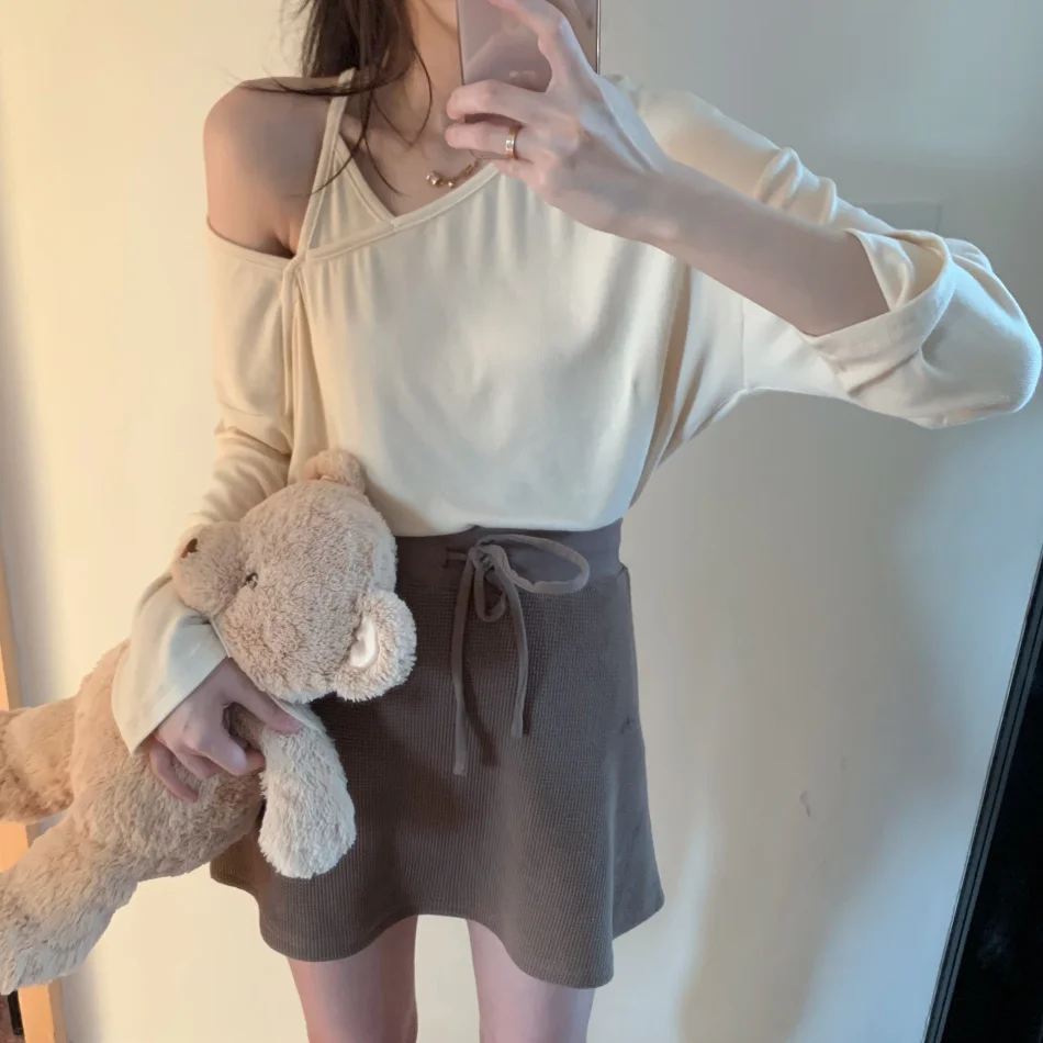 Женский летний комплект из двух предметов: футболка с открытыми плечами и