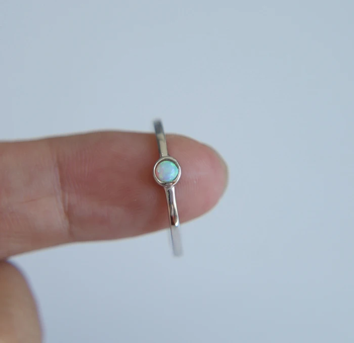 Простое тонкое кольцо с фианитом минималистичное одной каплей и круглым из 100%