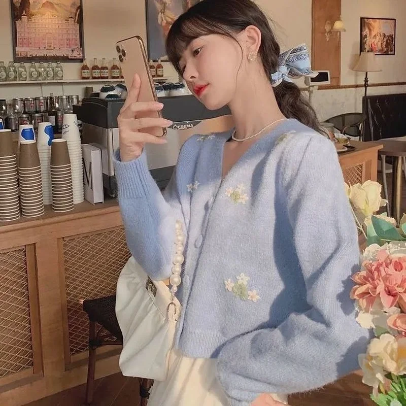 Кардиган женский весенний трикотажный с V-образным вырезом