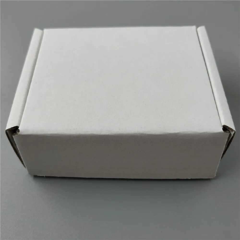 Большая белая коробка из гофрированного картона для отправки товаров размером 22 см.