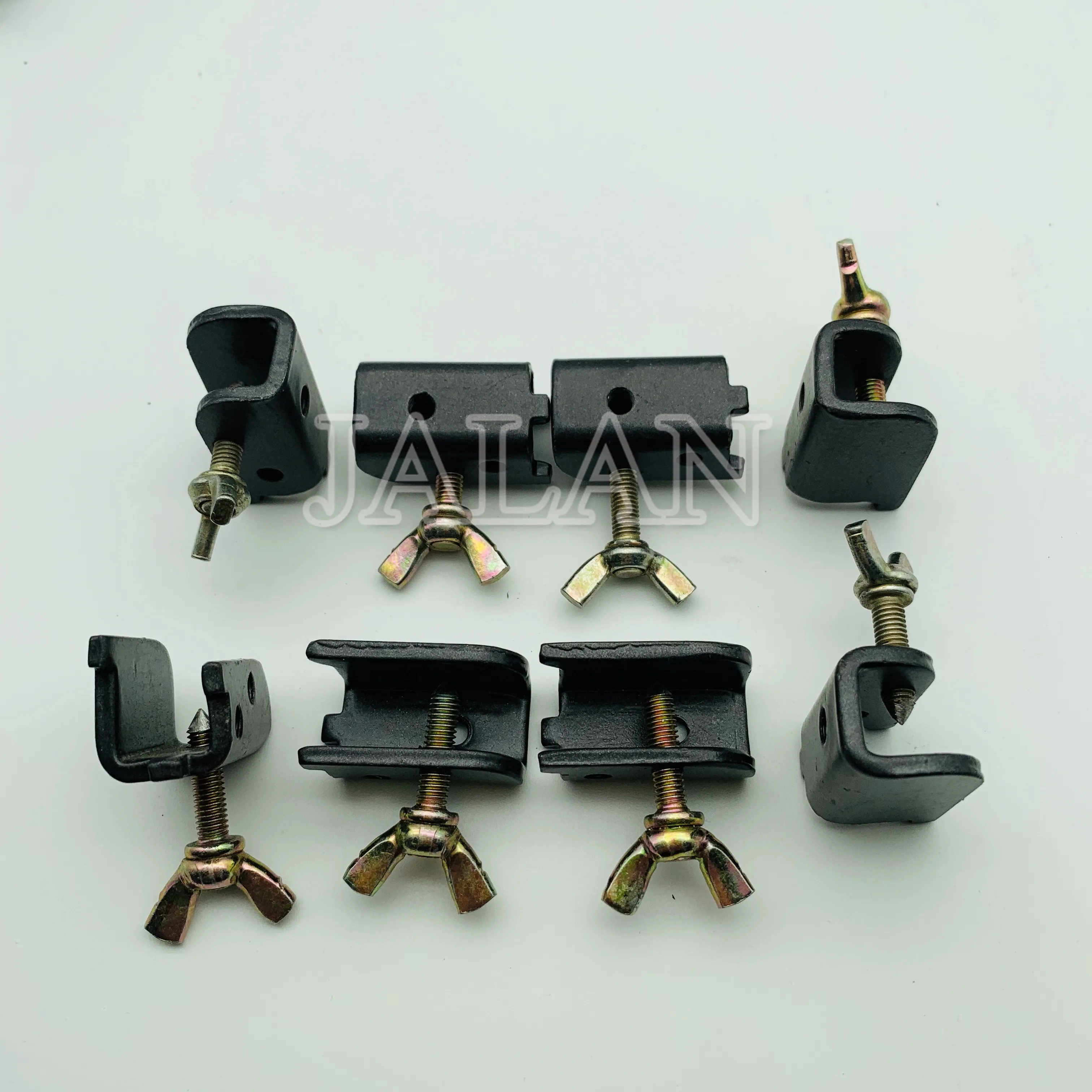 Инструмент для разбивания краев стекла помогает правильно обрезать слой ЖК