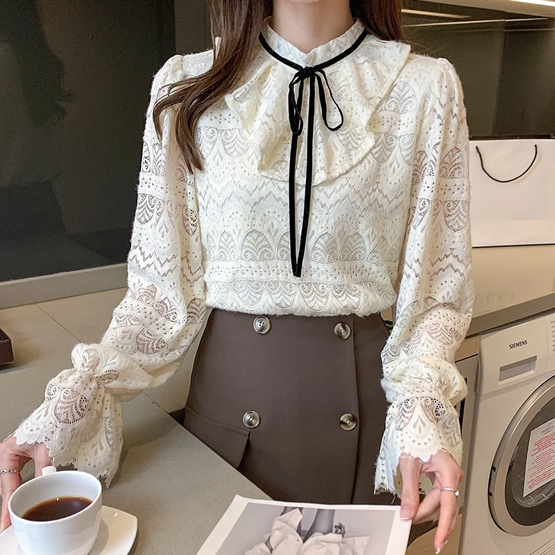 

Блузка женская кружевная с бантом, круглым вырезом и оборками