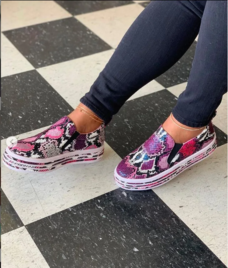 Кроссовки женские из искусственной кожи на шнуровке со змеиным принтом