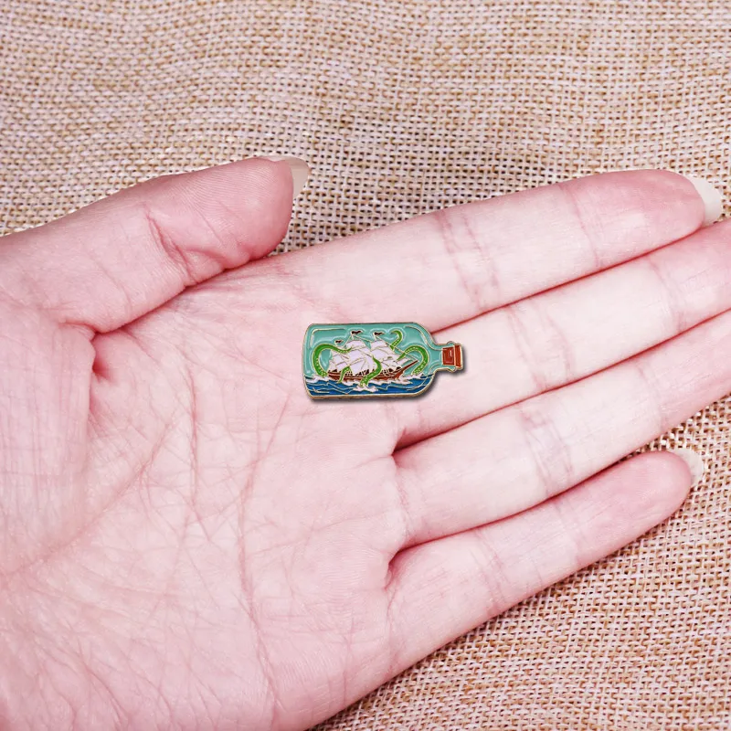 Корабль в бутылке атакованный морскими монстрами отворот булавка природа пейзаж