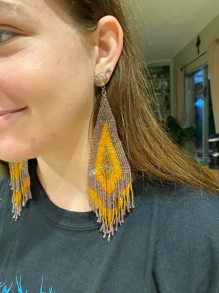 Элегантные длинные висячие серьги с разноцветными бусинами и бахромой