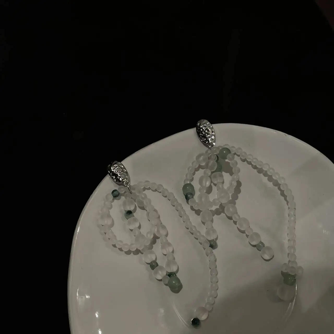 

Французские дизайнерские серьги-патчи из халцедона с матовыми бусинами и кристаллами, цепочка до ключиц с кисточкой