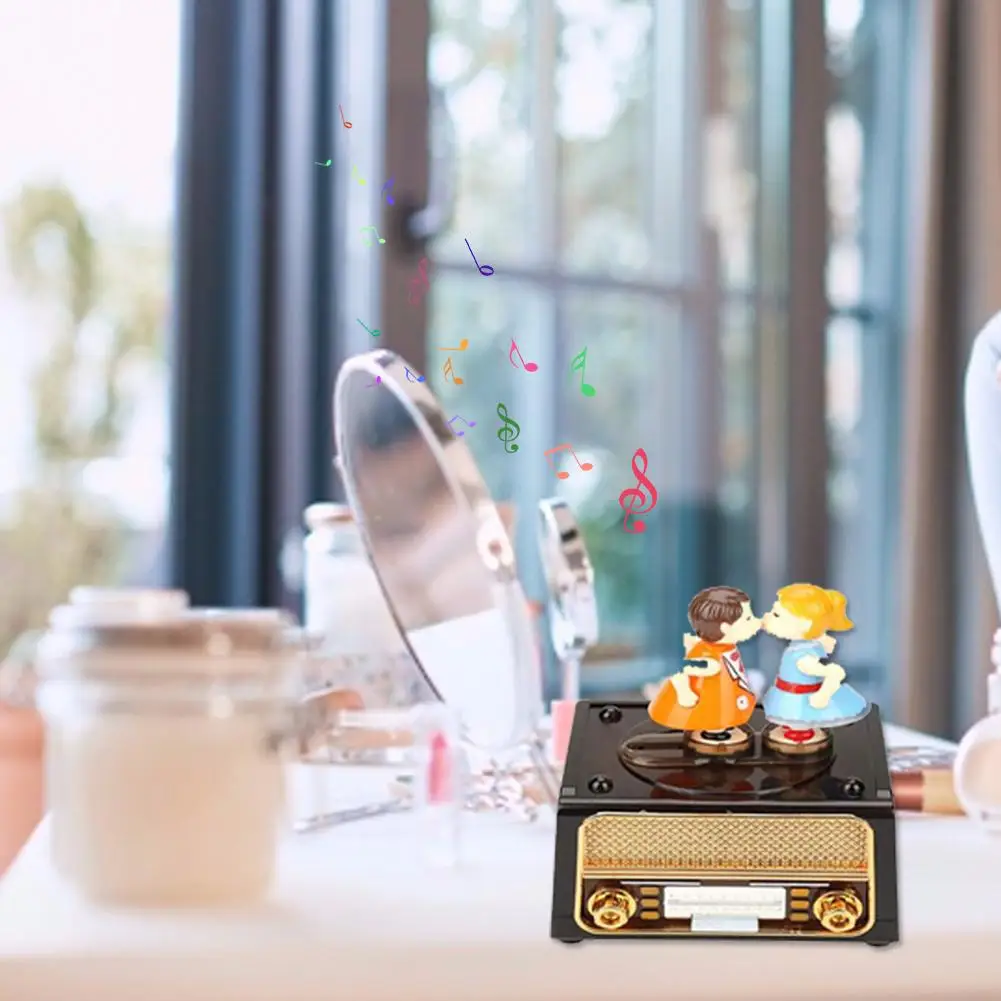 

2020 Kissing Couple Doll Music Box Classic Innovative Nostalgic Radio Player Durable Musical Box for Birthday Christmas Gifts