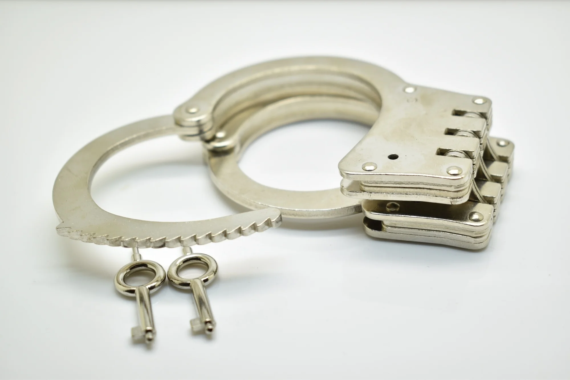 

Police Professional 3 Hinged Steel Handcuffs Hinged Type Key Pin MECHANISM DOUBLE LOCK Structure Handcuffs + 2 Keys
