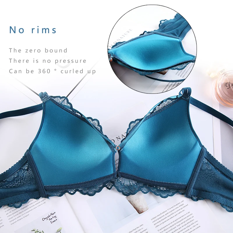 Комплект женского кружевного нижнего белья из трусиков и бюстгальтера с чашкой