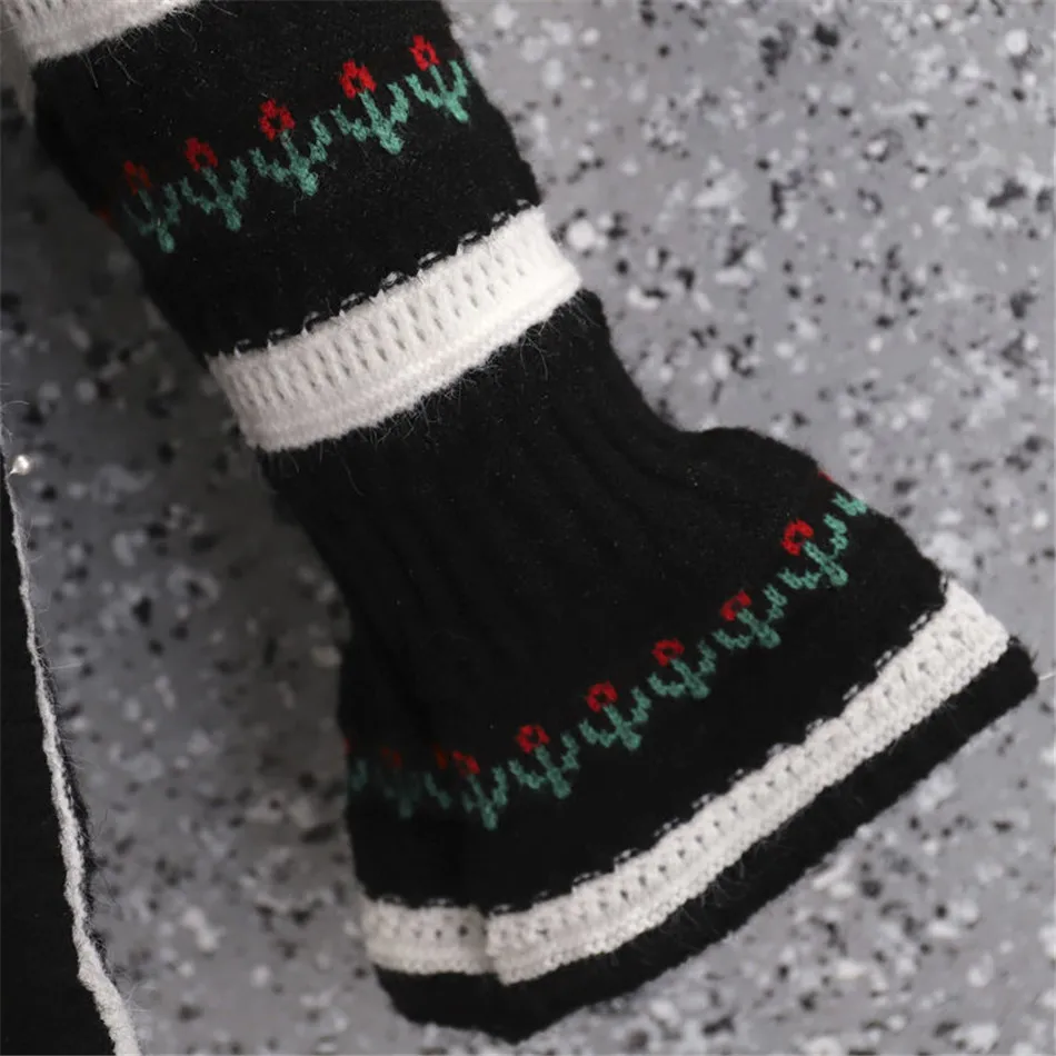 Женский трикотажный свитер с рюшами V-образным вырезом и расклешенными рукавами |