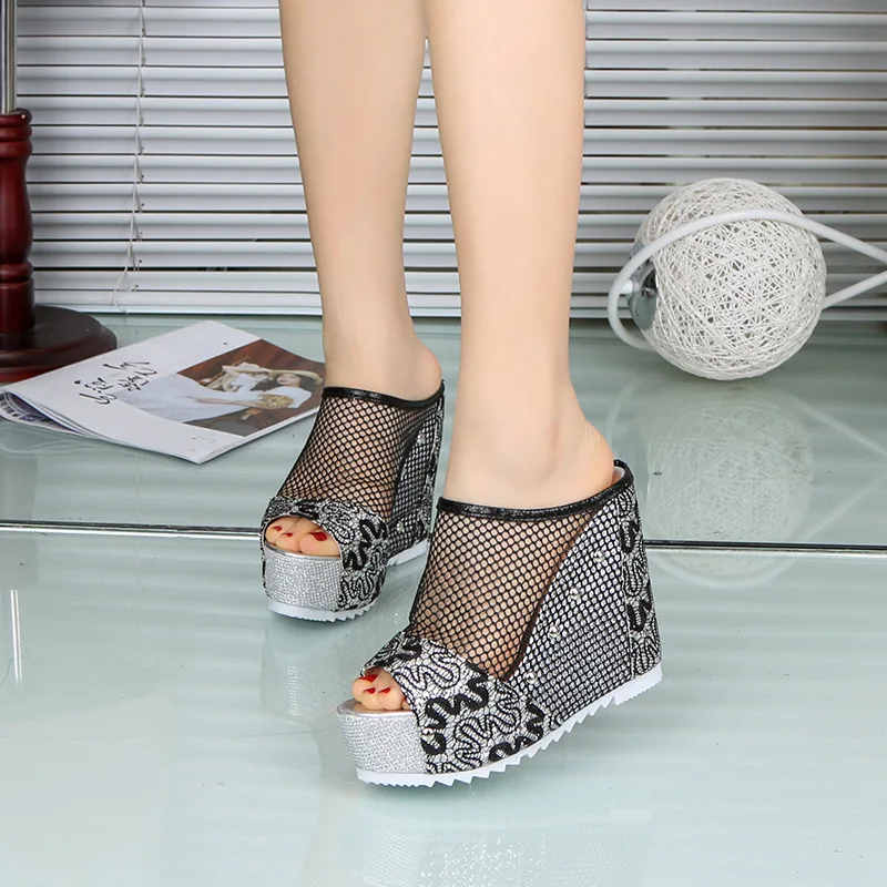 

2021 Women Embroidered Platform High Heel Slippers Flower Wedge Beach Flip Flops Ethnic Retro Style Summer Lace Hollow Super