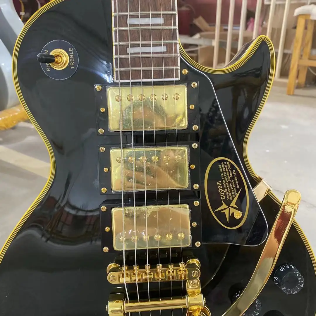 Черная электронная гитара на заказ три пикапа с Bigsby золотая фурнитура золотые
