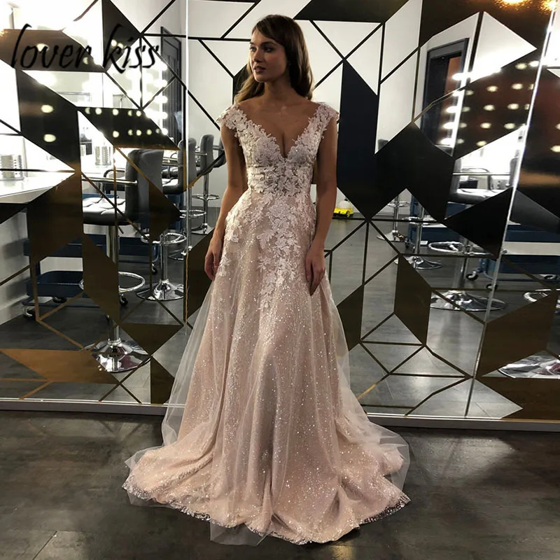 Свадебные платья с кружевами и рукавами крылышками пуговицами на