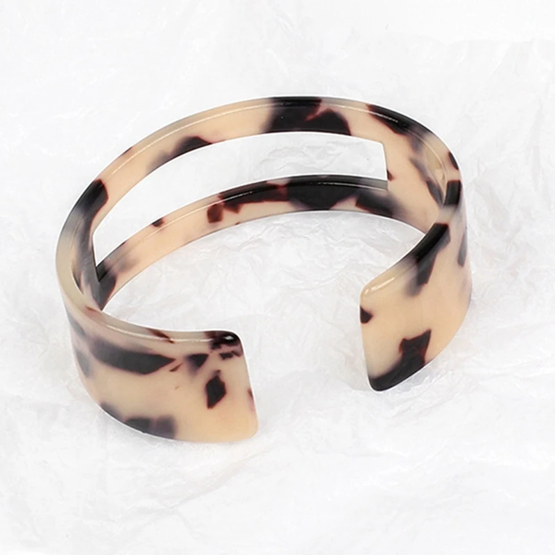 

1pcs Open Hollow Retro Bangles Women Resin Acrylic Bracelets Fashion Cuff Charm Resin Jewelry Accessory for Ladies Girls