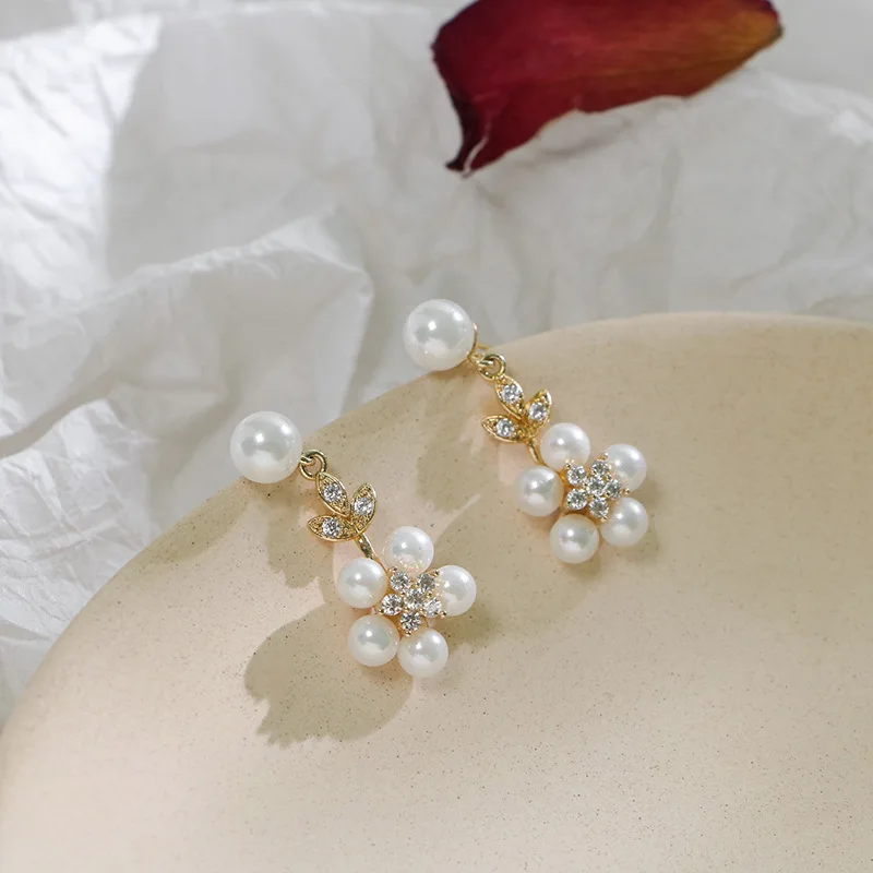 

Personality Fashion Temperament Pearl Earrings Flower Earrings