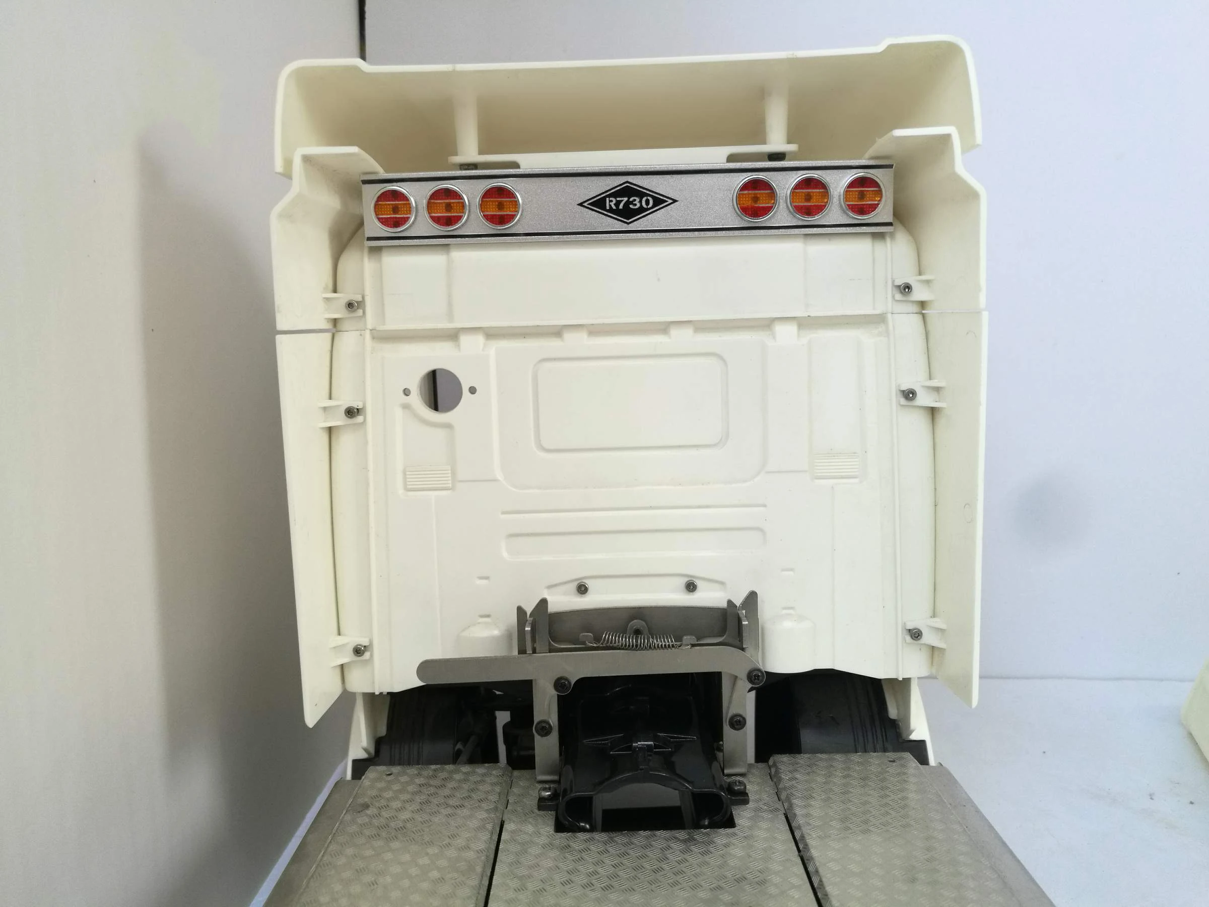 металла с чпу сзади светильн