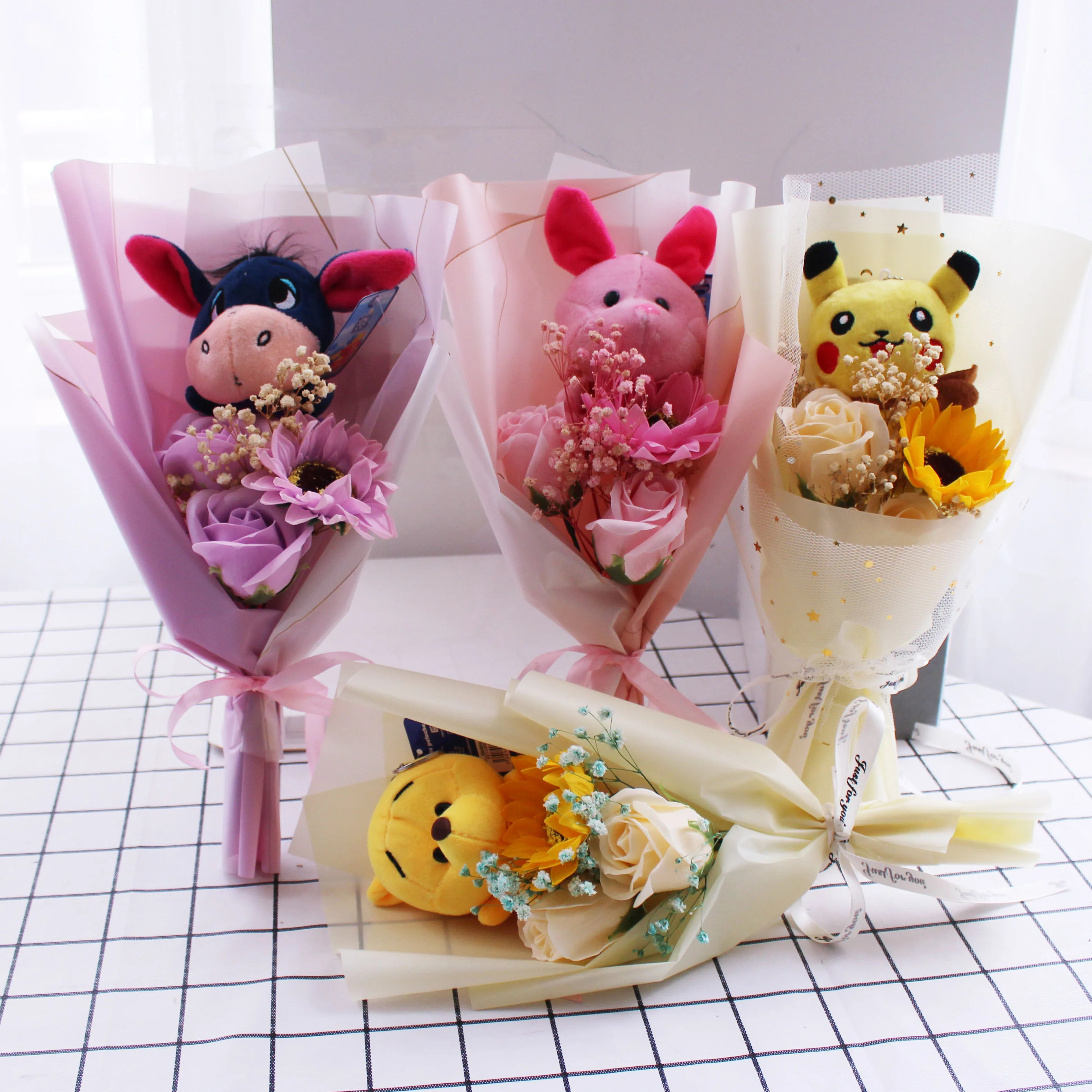 Lechón bonito con flores de jabón, ramos de dibujos animados, juguetes de peluche de animales, regalo creativo de San Valentín y graduación, promoción