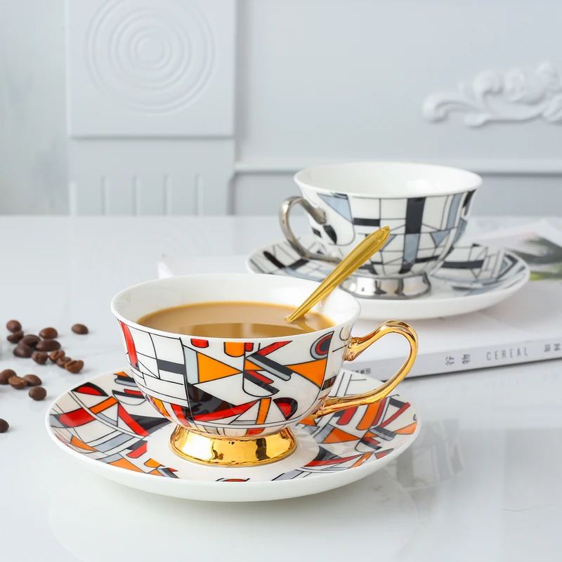 

Кофейная чашка и блюдце из костяного фарфора, британская чашка для послеобеденного чая, набор посуды, модные чашки с мозаичным геометрическ...