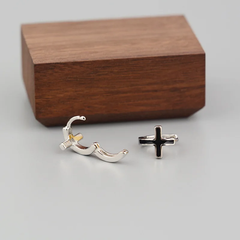 Серьги-кольца унисекс с черной эмалью и крестиком серебристого цвета | Украшения