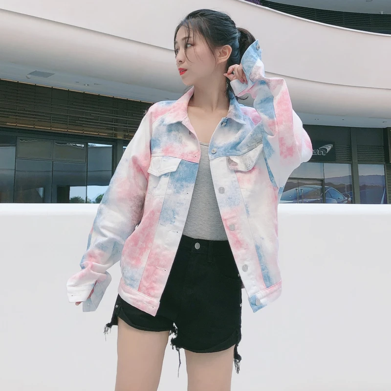 Женская джинсовая куртка с пастельным принтом короткая однобортная длинными