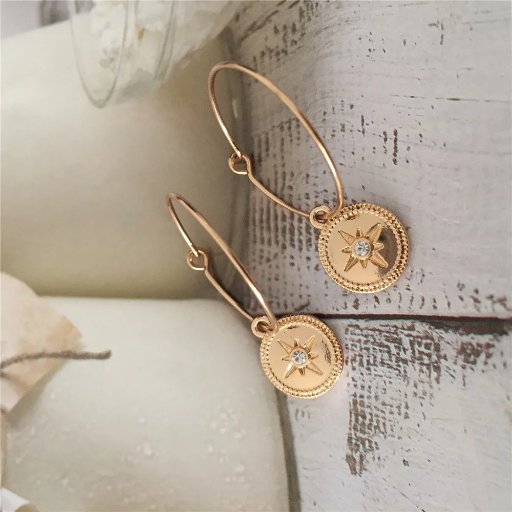 Шикарные серьги золотого цвета покрытые Круглым Диском с прозрачным камнем в