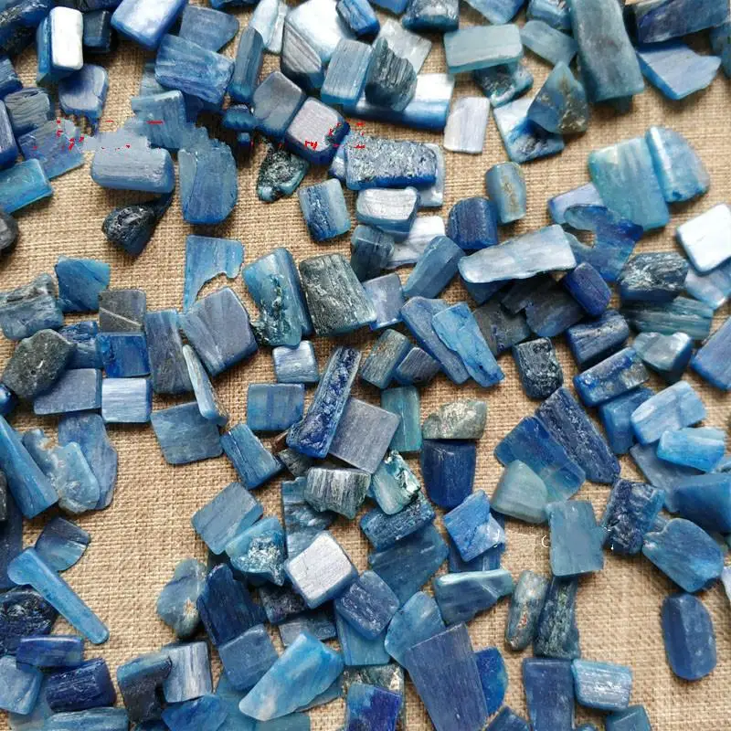 100 г натуральный кианитовый камень с украшением в виде кристаллов частицы