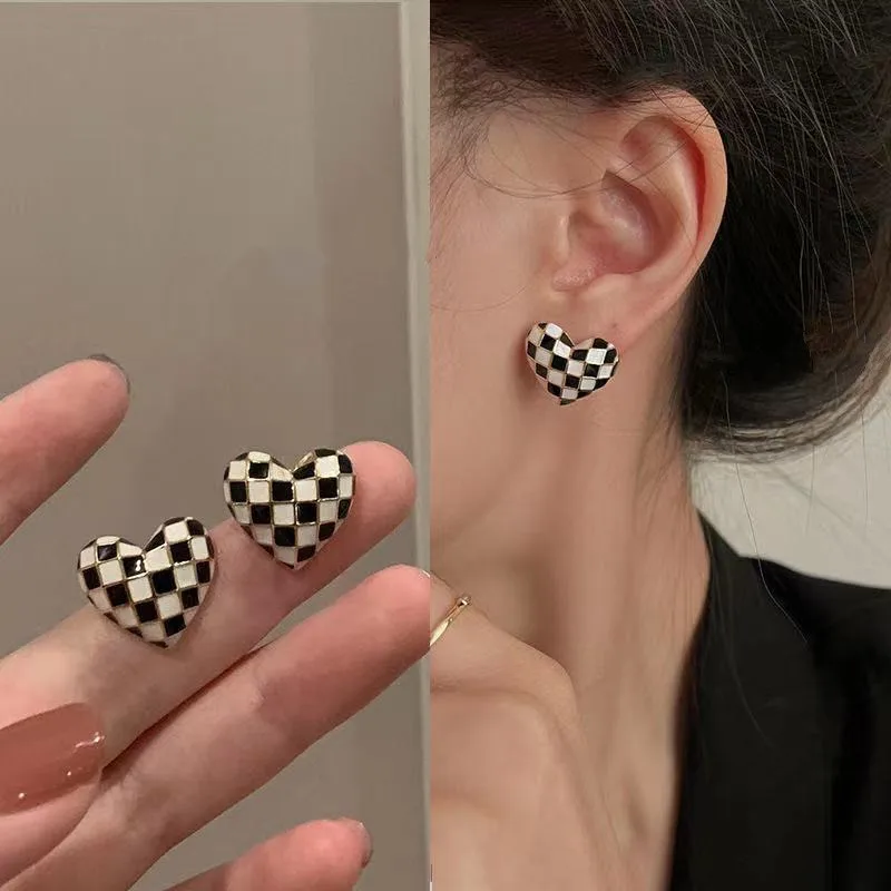 

New Design Black and White Checkerboard Love Earrings Simple Peach Heart Earrings Valentine's Day Gift for Women Studs