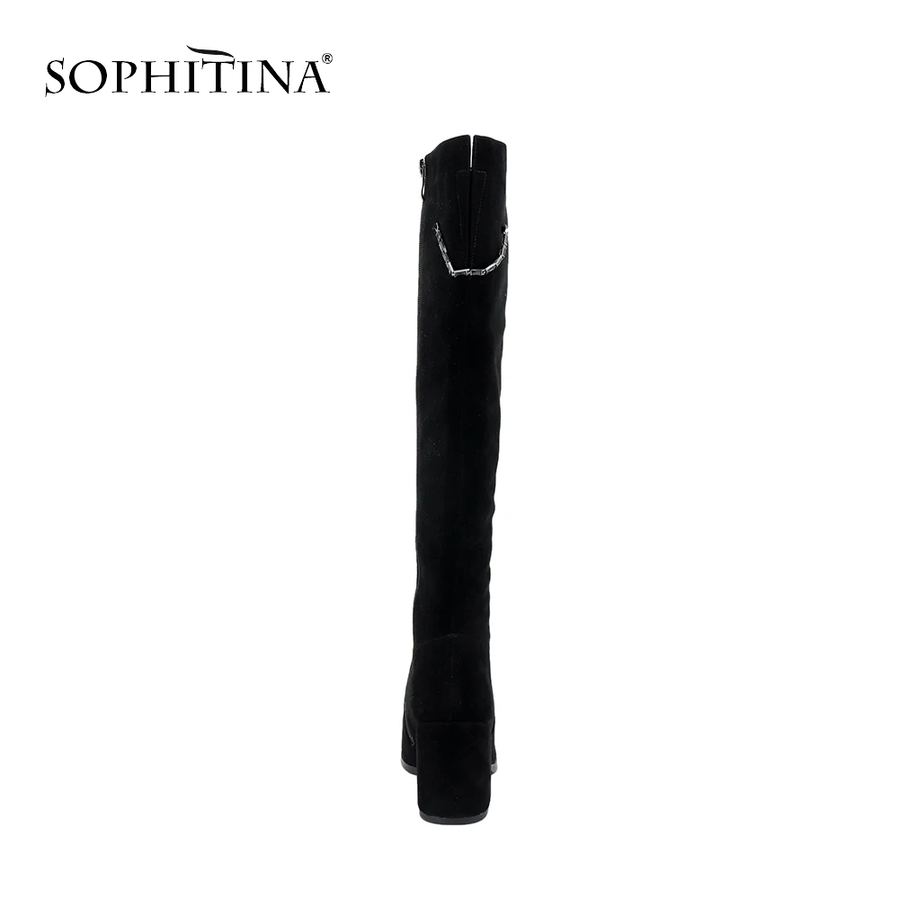 SOPHITINA/Сапоги женские на осень и зиму. Теплая обувь высокого качества из натуральной замши. Новые сапоги с резиной сзади и цепочкой, сбоку молнием. Женская зимная обувь с круглым носком на обтянутом каблуке. SC193
