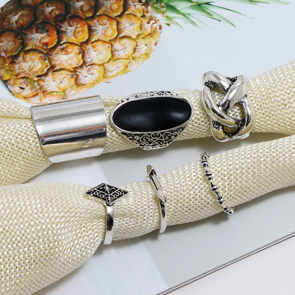 Кольцо женское серебристого цвета с вырезами на костяшки черного | Украшения и