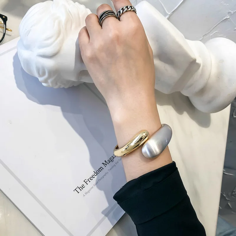 

2021 new jewelry European and American cold wind ladies bracelet double-headed two-color splicing open alloy spring bracelet