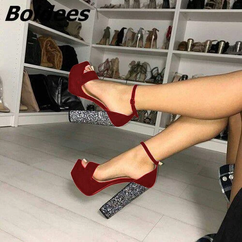Красный Boldees/шикарные черные замшевые босоножки на платформе с не сужающимся книзу массивным каблуком; стильные модельные туфли с открытым носком и пряжкой, украшенные блестками - Цвет: Красный