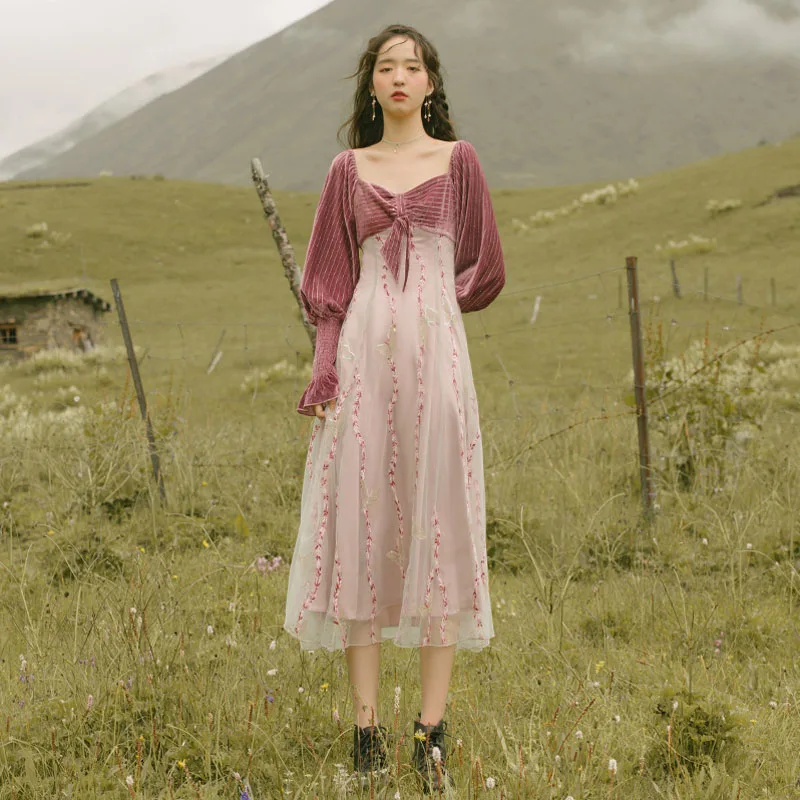 Женское винтажное платье принцессы осенне зимнее длинное кружевное с длинным