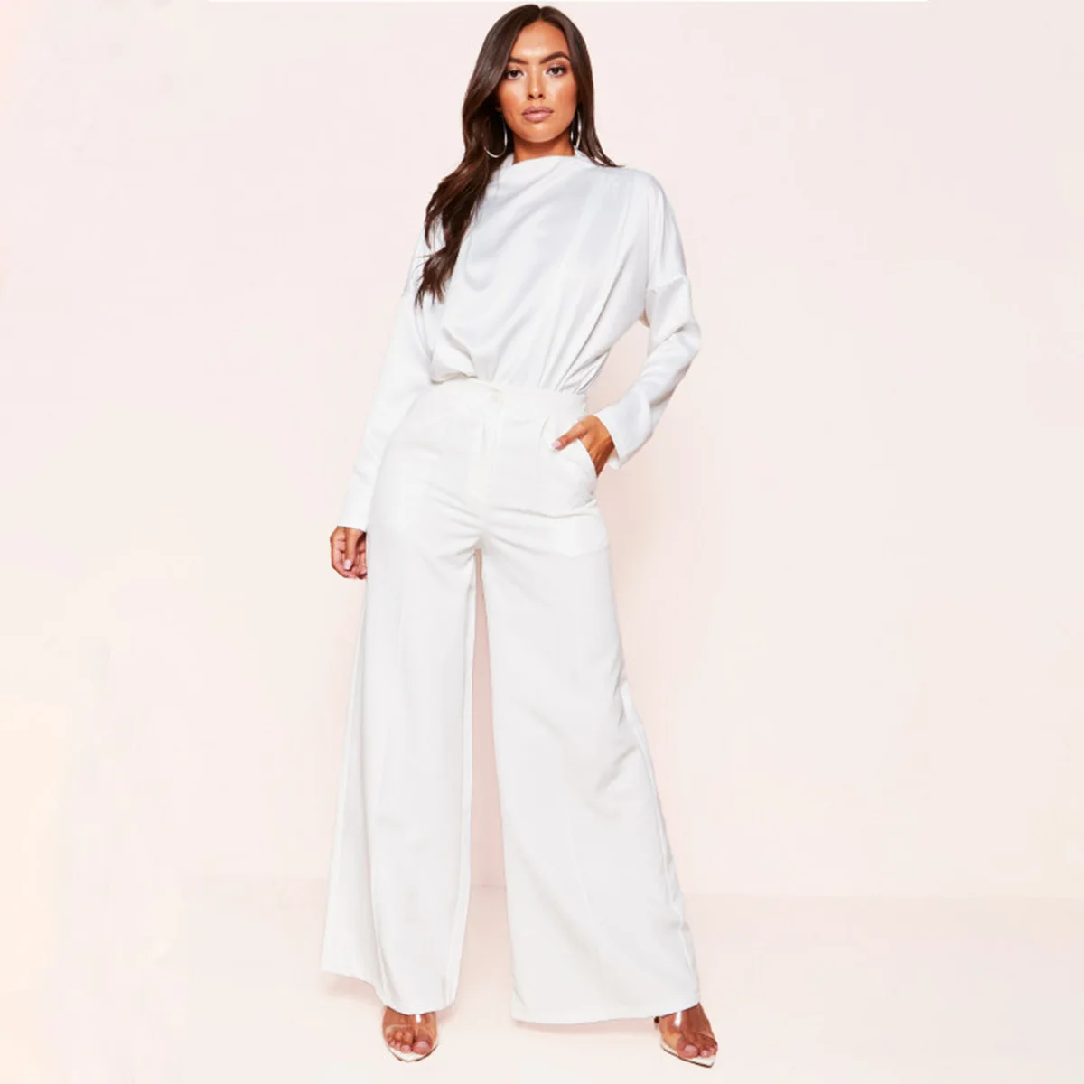 Осенне зимний комбинезон женский белый свободный с круглым вырезом и открытой