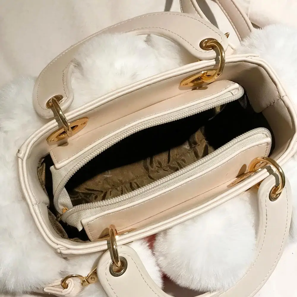 Сумка женская осенне-зимняя мягкая с цветными помпонами | Багаж и сумки